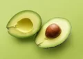 خوردن روزانه آووکادو به بهبود کیفیت رژیم غذایی کمک میکند